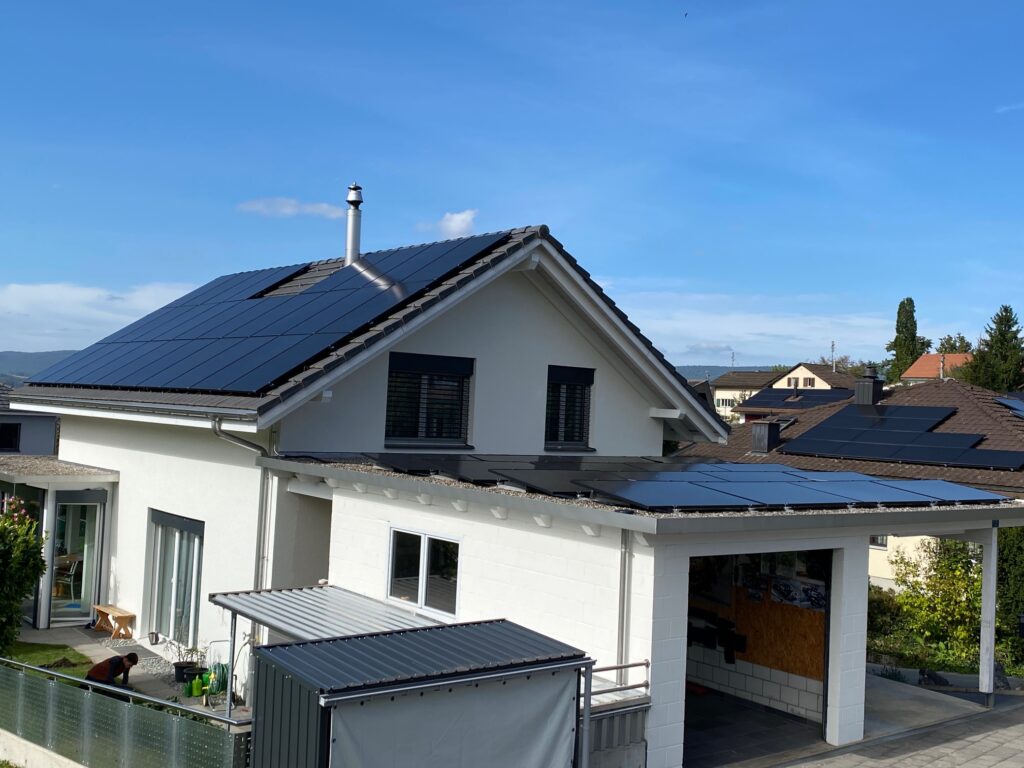 Aufdach- und Flachdachanlage in Büsserach
