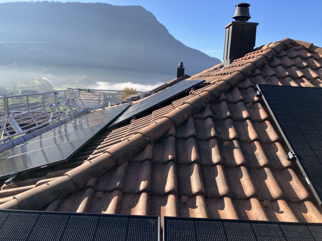 Aufdachanlage in Goldau mit Wallbox